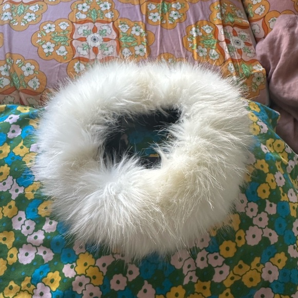White faux fur hat! - Picture 2 of 5
